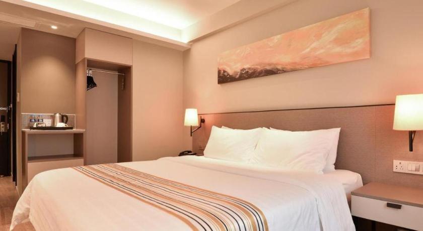 Home Inns Plus Shanghai Xujiahui Branch Bagian luar foto