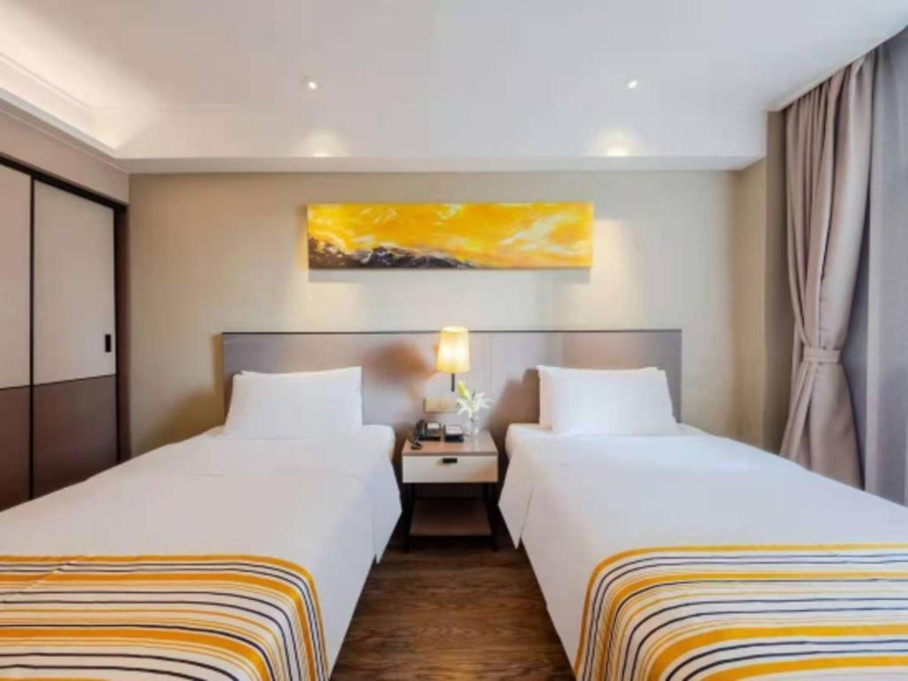 Home Inns Plus Shanghai Xujiahui Branch Bagian luar foto